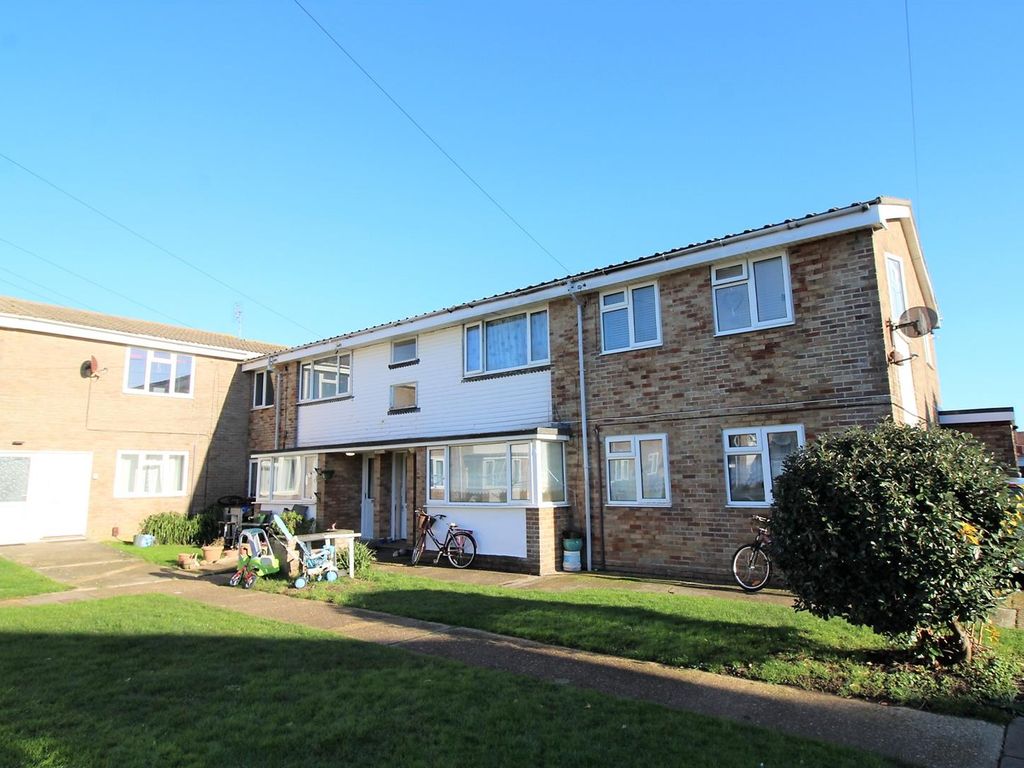 3 bed flat to rent in Winsor Close, Hayling Island PO11, £1,100 pcm