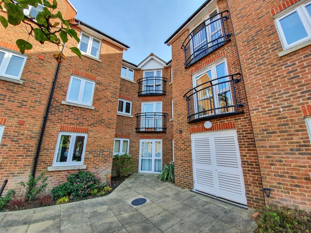 1 bed flat to rent in St. Agnes Road, Meadow Court St. Agnes Road RH19