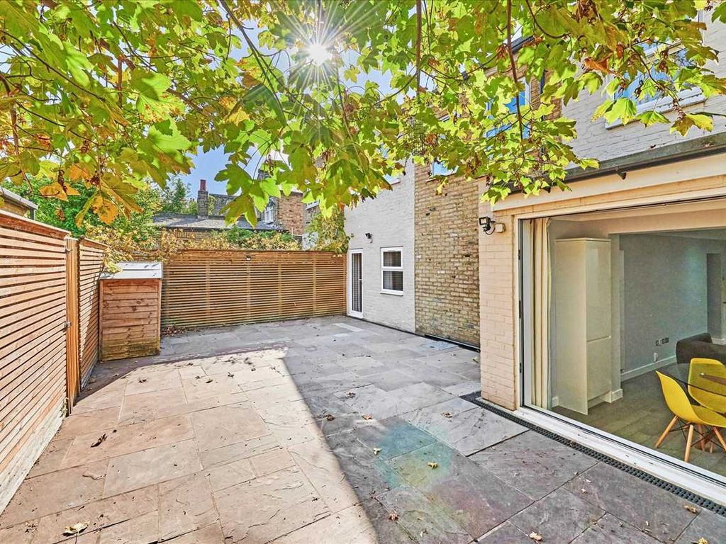 2 bed flat to rent in Barmouth Road, London SW18, £2,496 pcm Zoopla