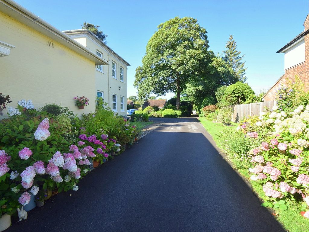 2 bed flat for sale in Straight Road, Old Windsor, Berkshire SL4, £