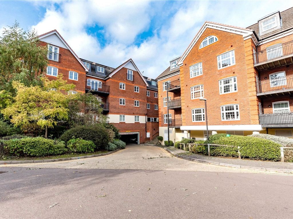 2 bed flat for sale in London Road, Camberley, Surrey GU15, £250,000