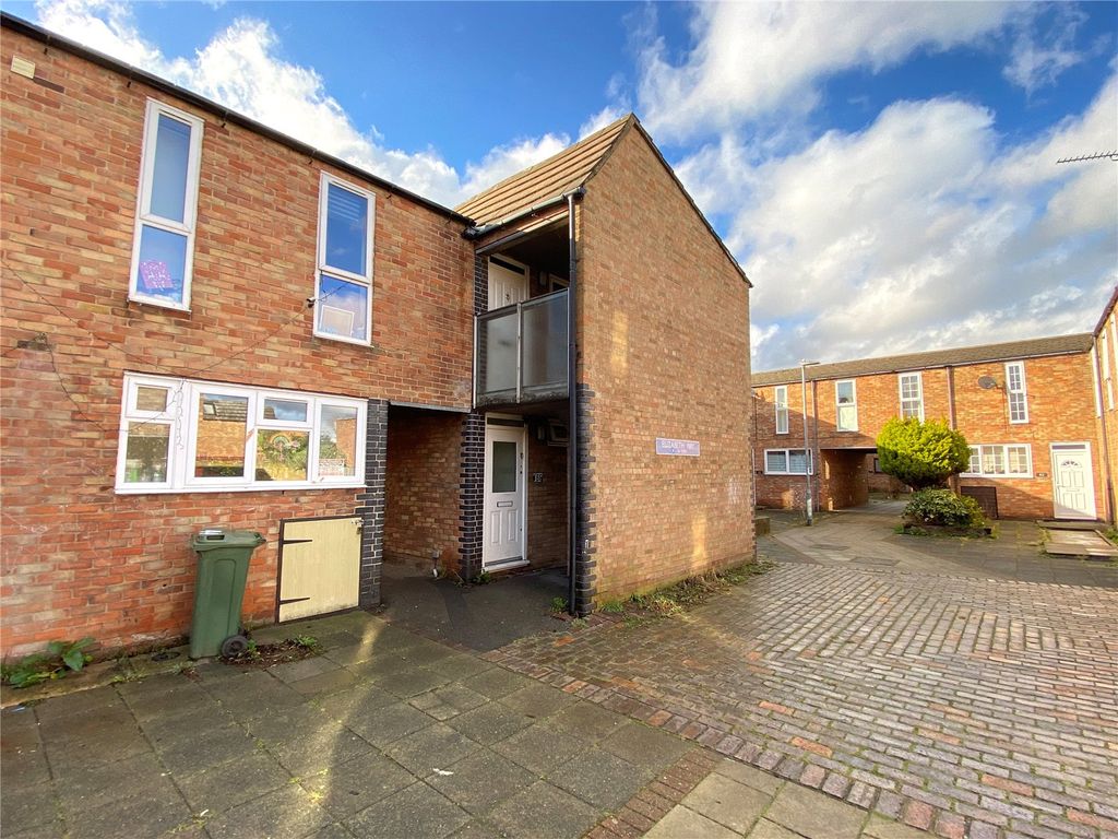 2 bed flat for sale in Elizabeth Way, Laindon, Basildon, Essex SS15