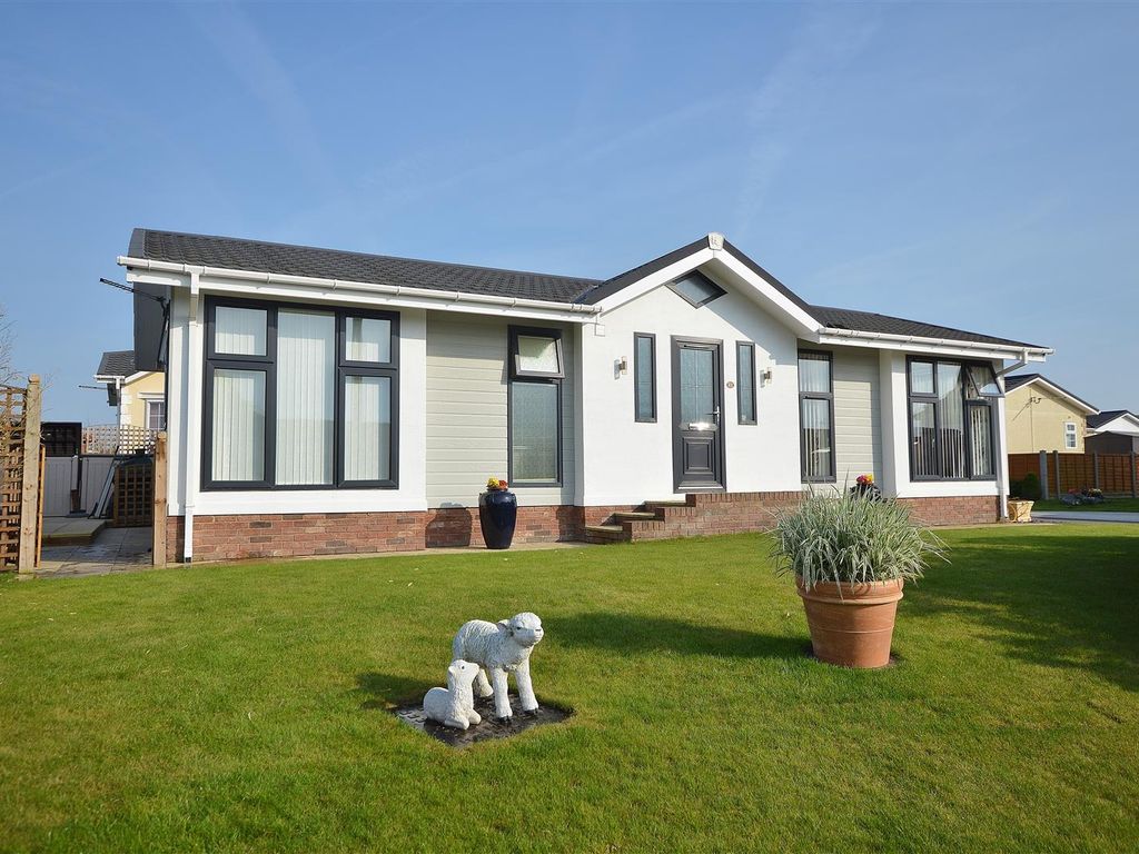 2 bed mobile/park home for sale in Westwood Park, Great Bentley, Essex