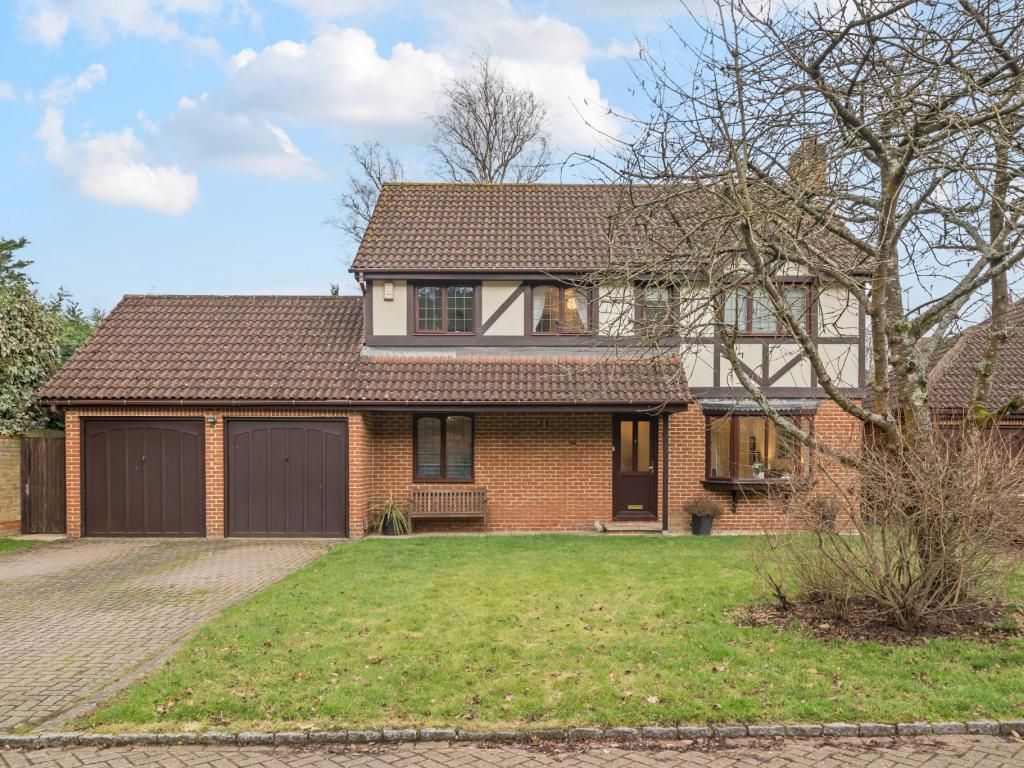 4 bed detached house for sale in Finchampstead, Wokingham RG40 - Zoopla