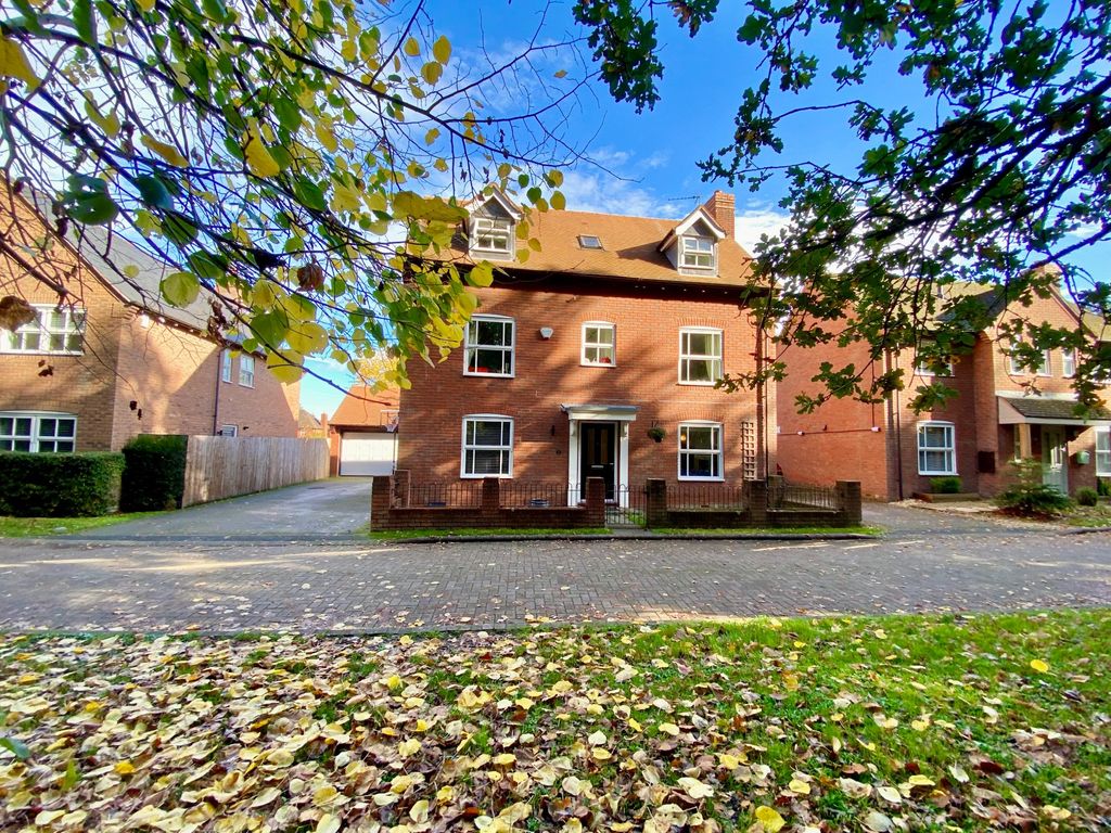 5 bed detached house for sale in Round Close, Dickens Heath, Shirley