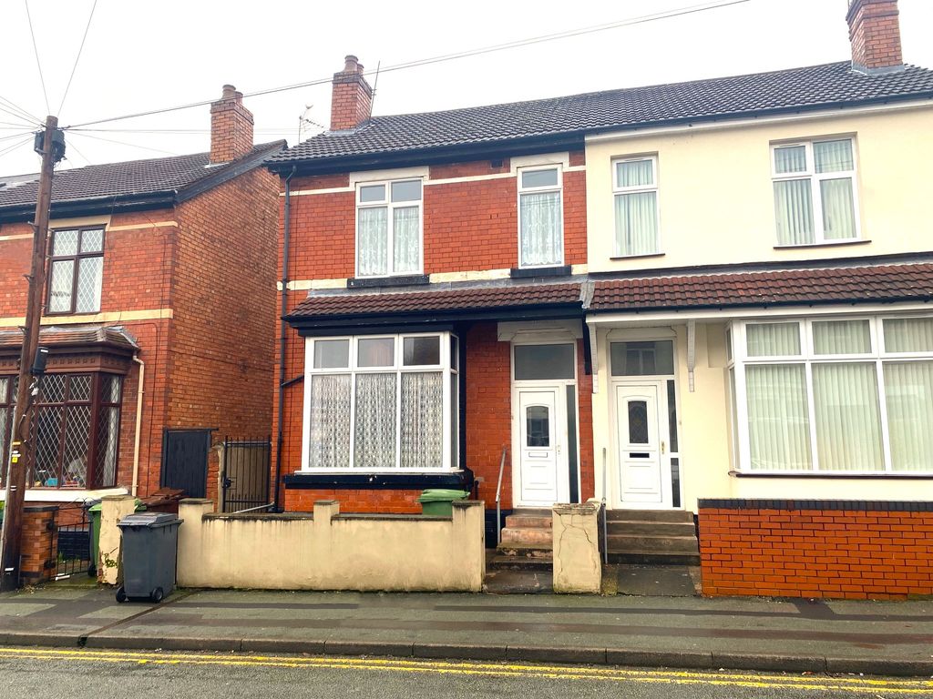 4 bed semidetached house to rent in Owen Road, Wolverhampton WV3, £