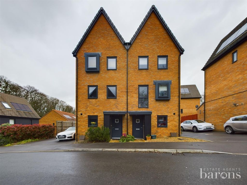 4 bed semidetached house for sale in Mulligan Way, Basingstoke RG24, £