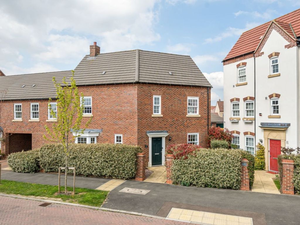 3 bed linkdetached house for sale in Walford Grove, Kempston, Bedford