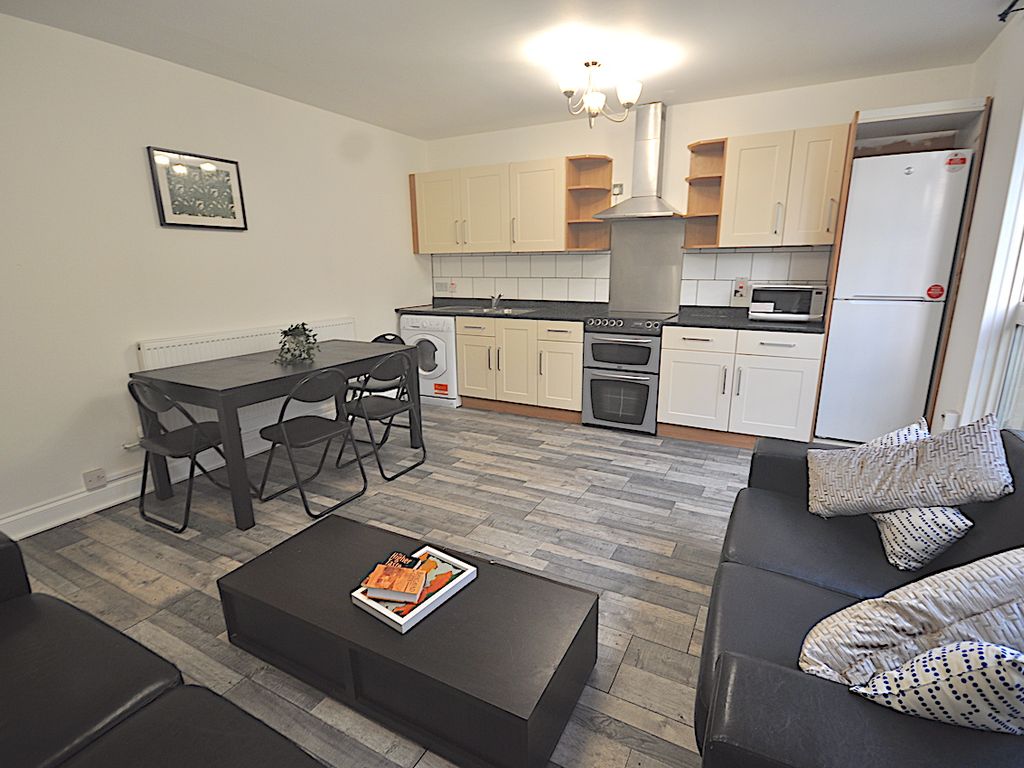 4 bed flat to rent in Plender Street, Camden, Euston, West End, Kings