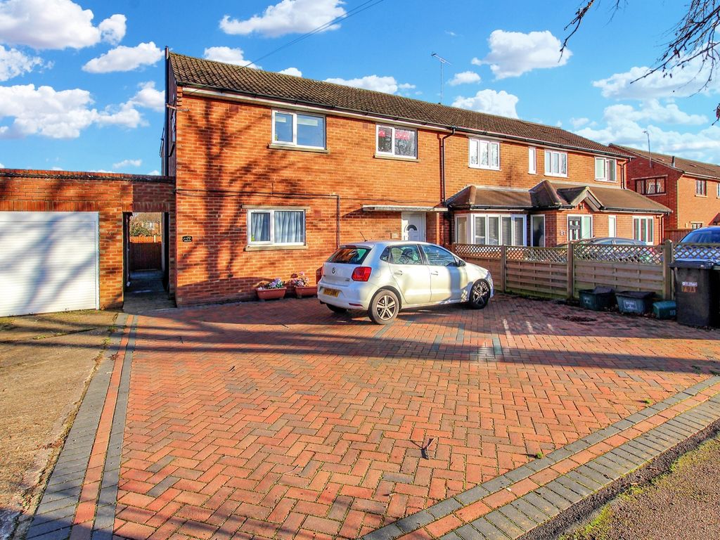 2 bed flat to rent in Cavan Drive, St.Albans AL3, £1,500 pcm Zoopla