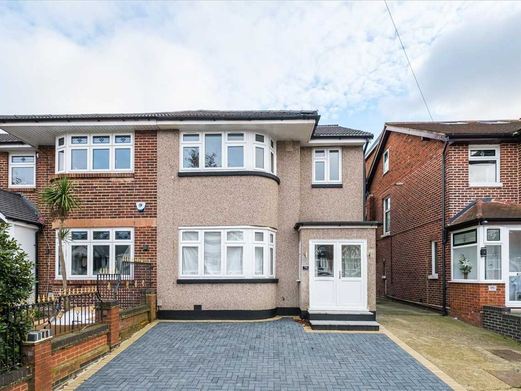 5 bed semidetached house for sale in Herent Drive, Clayhall, Ilford