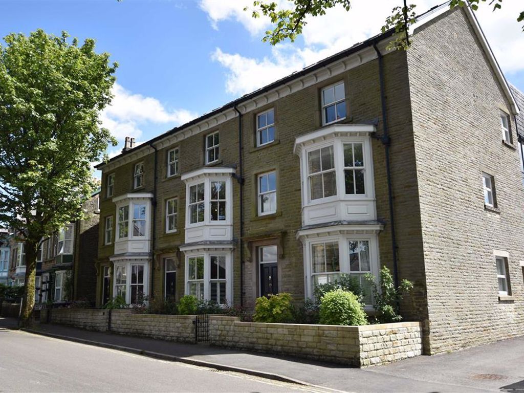 2 bed flat to rent in Hardwick Square South, Buxton, Derbyshire SK17