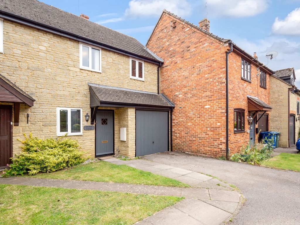 3 bed terraced house for sale in Crosslands, Fringford, Bicester OX27