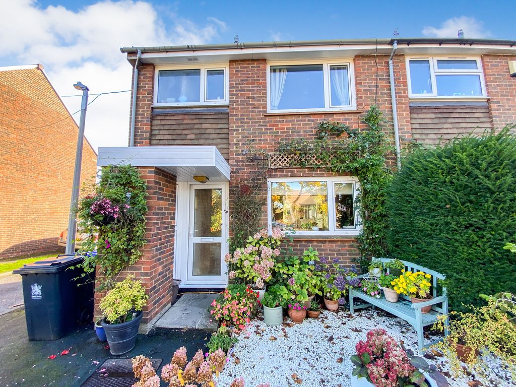 3 bed end terrace house for sale in Yew Tree Close, Beaconsfield HP9, £
