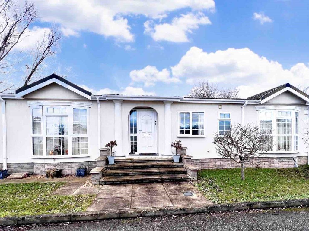 3 bed mobile/park home for sale in Cambridge Road, Stretham, Ely CB6
