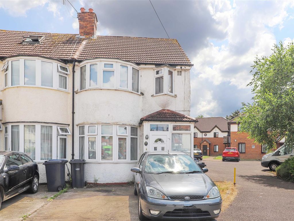 3 bed semidetached house for sale in St. Crispins Close, Southall UB1