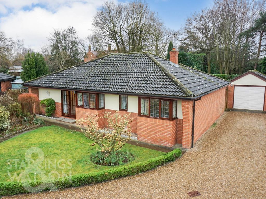 3 bed detached bungalow for sale in Laburnum Drive, Blofield, Norwich