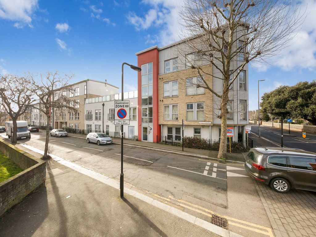 1 bed flat to rent in Chapel Court, Leyton E10 Zoopla