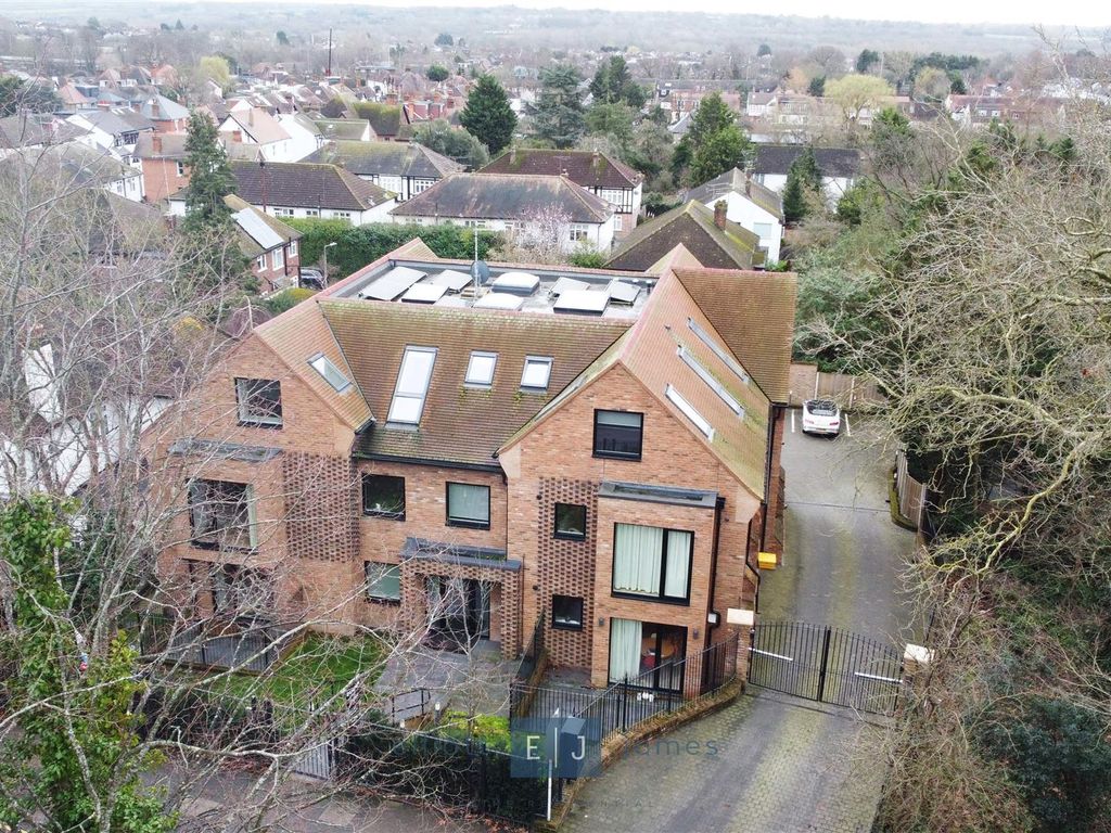 3 bed flat to rent in High Road, Loughton IG10, £2,750 pcm Zoopla