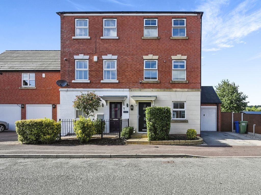 4 bed semidetached house for sale in West Street, Warsop Vale