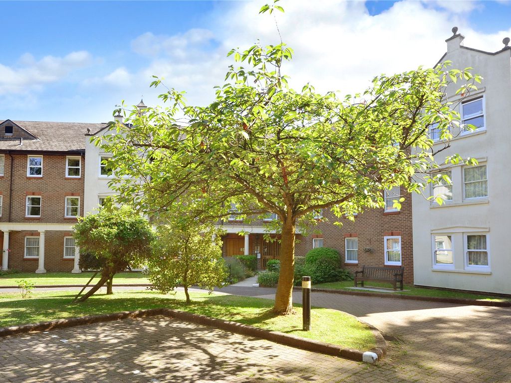 2 bed flat for sale in Fairfield Road, East Grinstead, West Sussex RH19