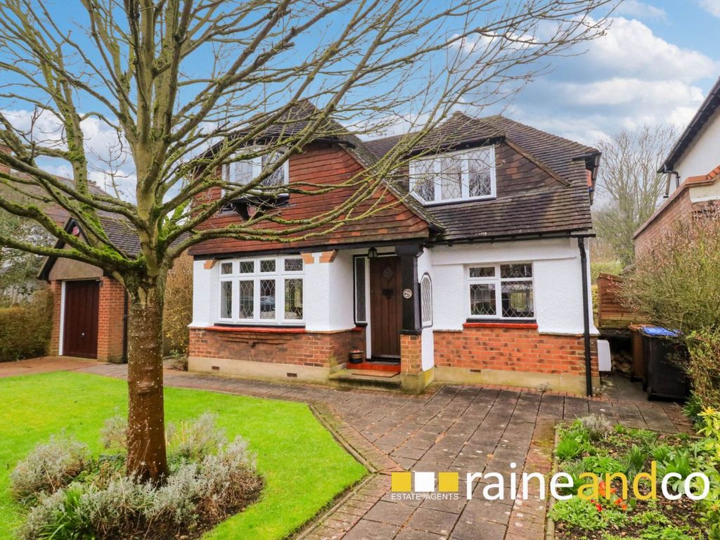3 bed detached house for sale in Endymion Road, Hatfield AL10, £695,000