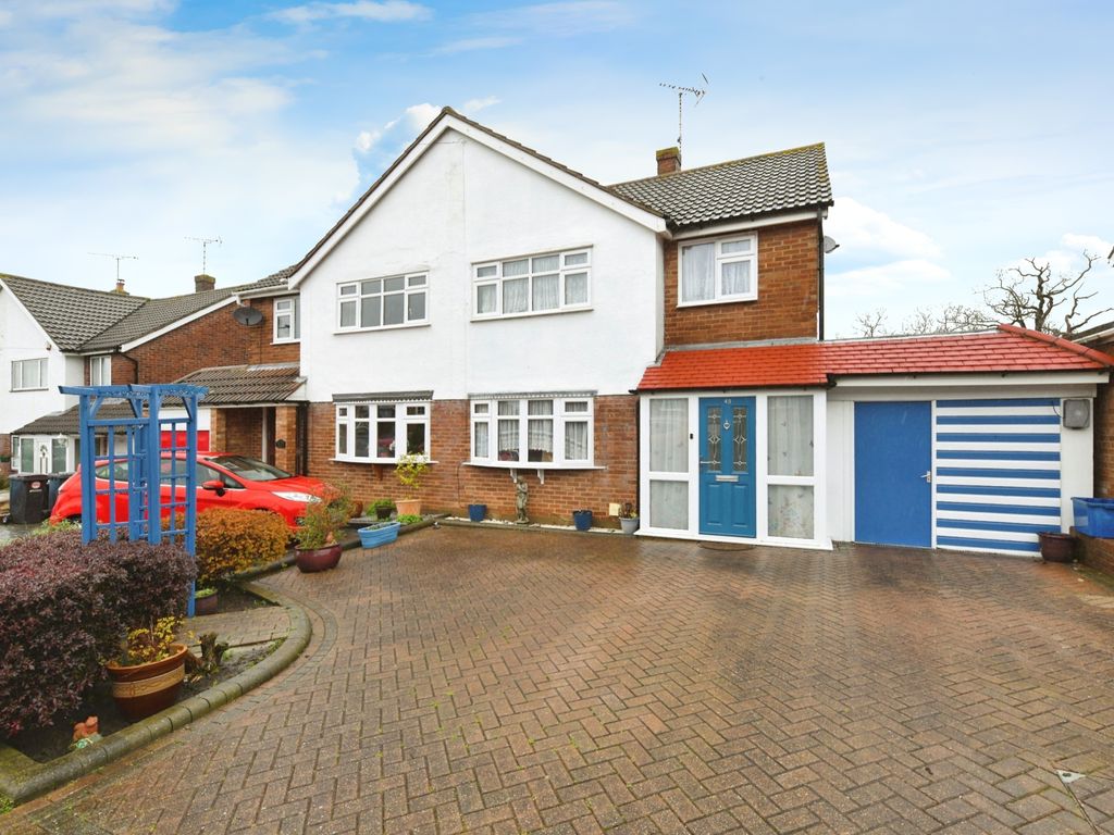 3 bed semidetached house for sale in Ferndale Road, Rayleigh, Essex