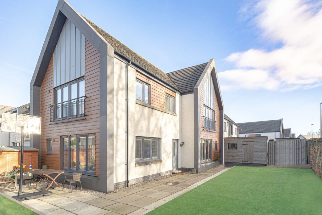 4 bed terraced house for sale in Citizen Jaffray Court, Cambusbarron