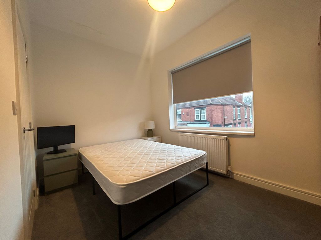 Room to rent in Broughton Avenue, Bentley, Doncaster DN5, £520 pcm Zoopla