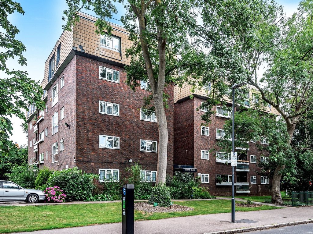 3 bed flat for sale in Lodge Close, Canons Drive, Edgware, Greater London. HA8 Zoopla