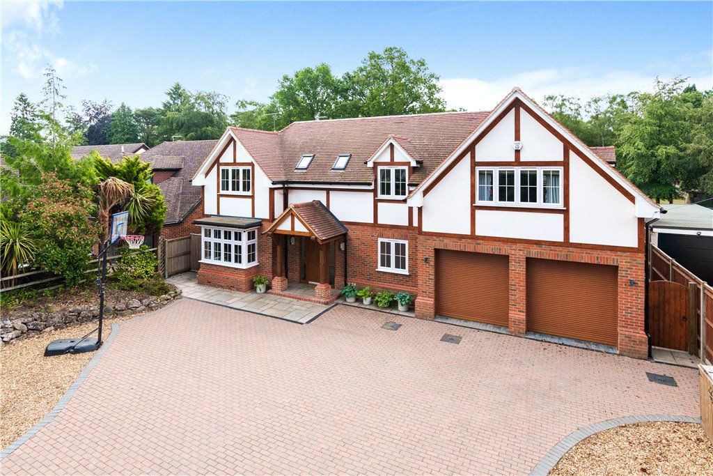 5 bed detached house for sale in Nine Mile Ride, Finchampstead