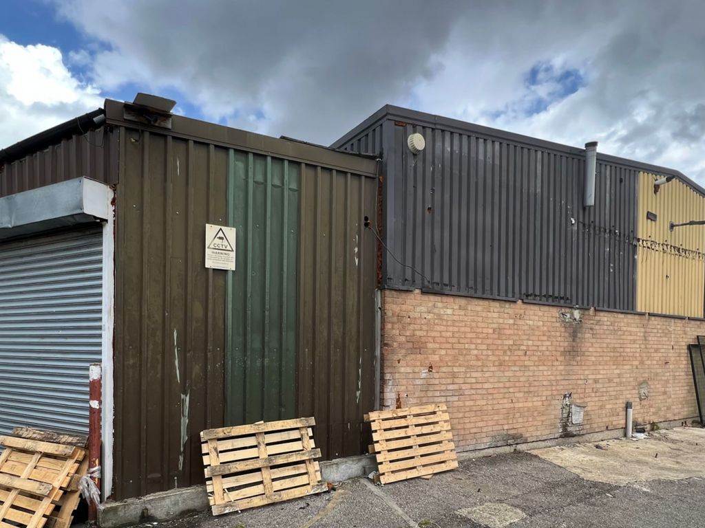 Warehouse to let in Featherstone Industrial Estate, Dominion Road