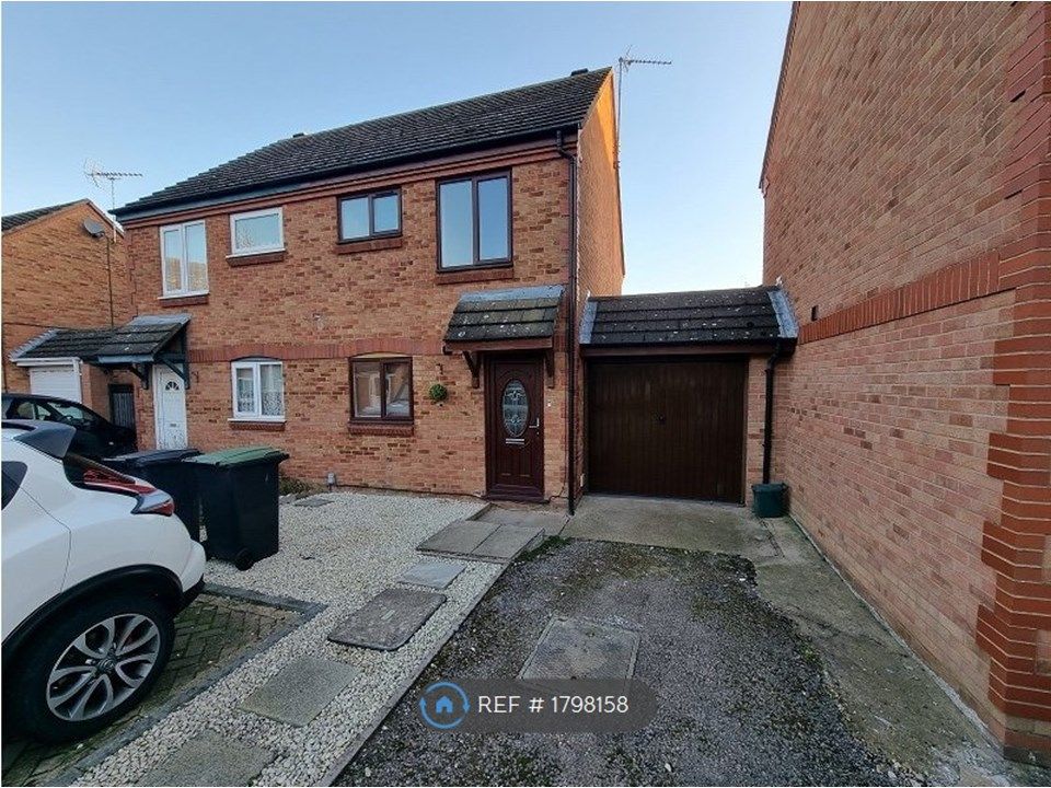 2 bed semidetached house to rent in Bradfield Close, Rushden NN10, £