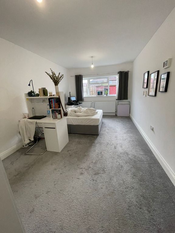 Room to rent in Orchard Avenue, Hounslow TW5, £950 pcm Zoopla