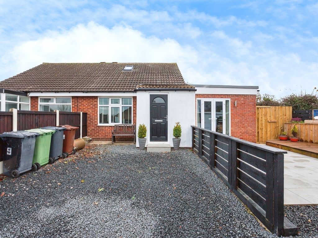 3 bed semidetached bungalow for sale in Wood Crescent, Rothwell, Leeds
