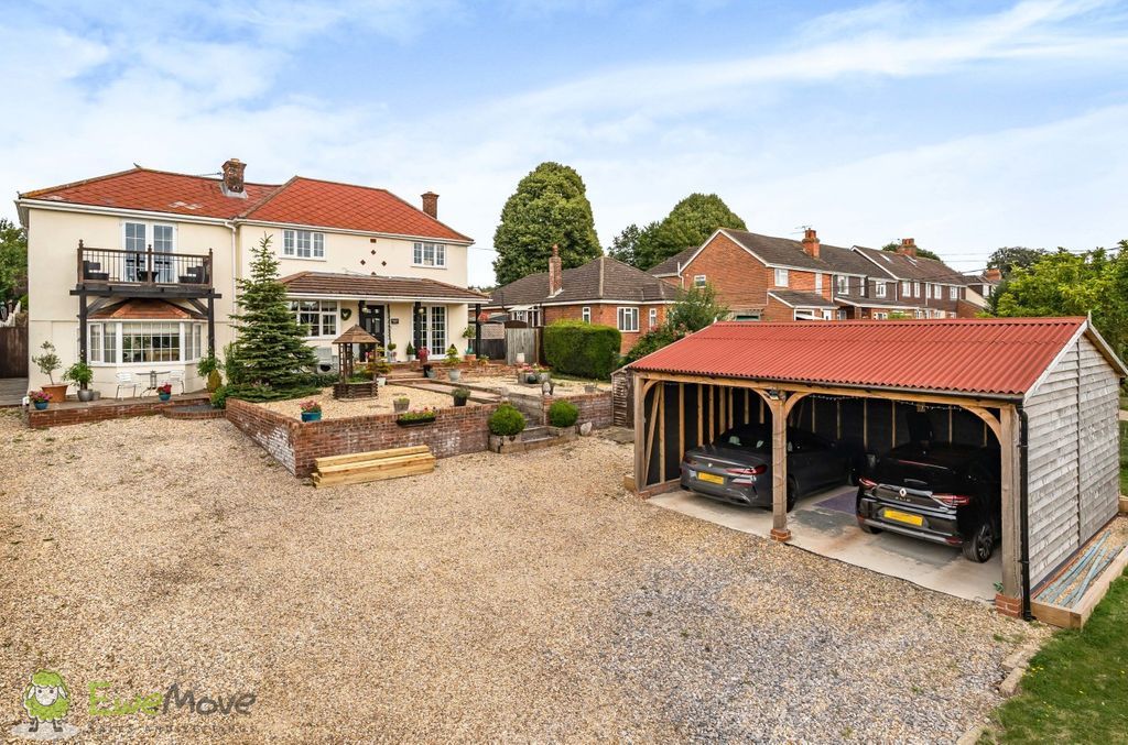 5 bed detached house for sale in Waltham Road, Overton, Basingstoke