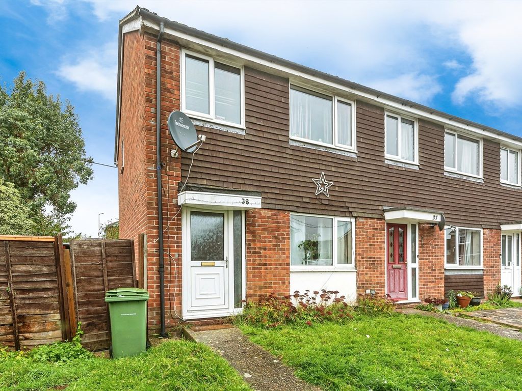 3 bed terraced house for sale in Robertsfield, Thatcham RG19, £281,000