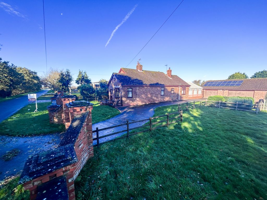 2 bed detached house for sale in Butterwick Road, Messingham