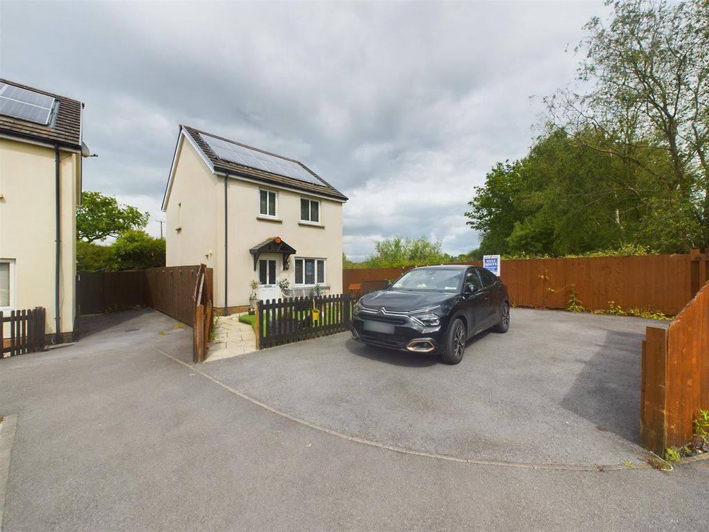 3 bed detached house for sale in Clos Gwili, Cwmgwili, Llanelli SA14, £