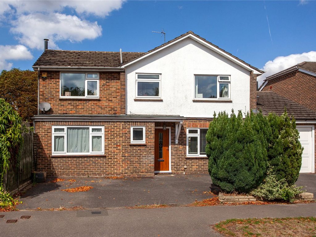 4 bed detached house for sale in Hermitage Drive, Twyford, Berkshire