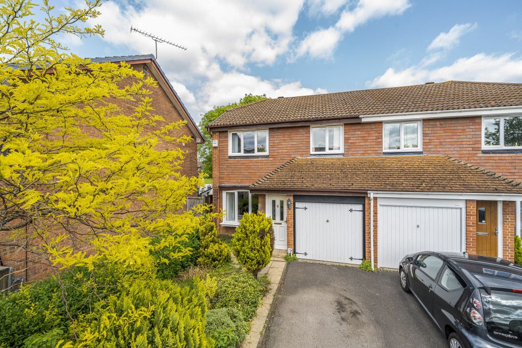 3 bed semidetached house for sale in Shackleton Way, Woodley, Reading