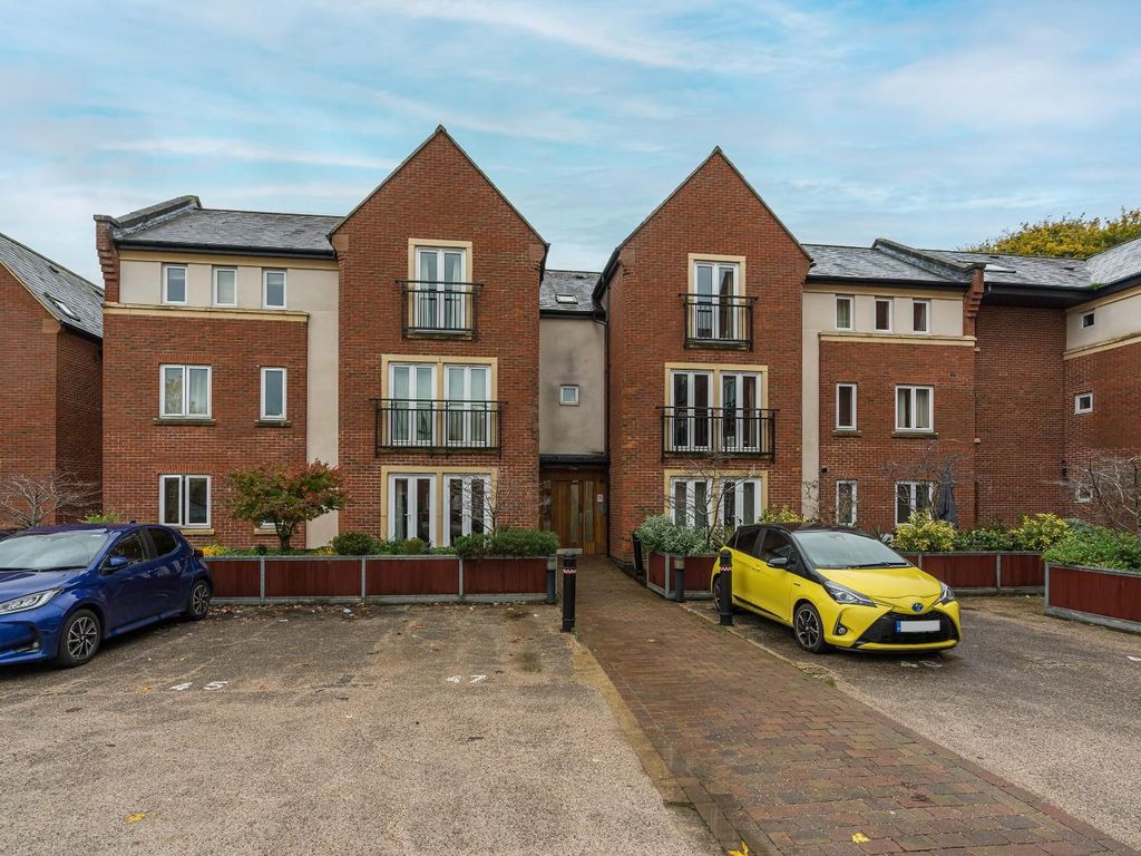 2 bed flat for sale in Whielden Street, Old Amersham, Buckinghamshire