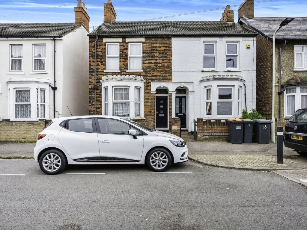3 bed semidetached house for sale in Miller Road, Bedford