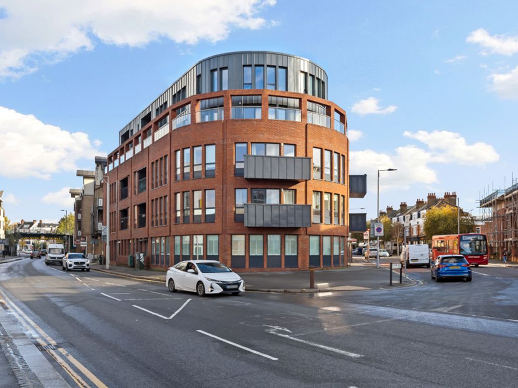 3 bed property for sale in Fallow Court, 1 Coombe Road, Kingston Upon