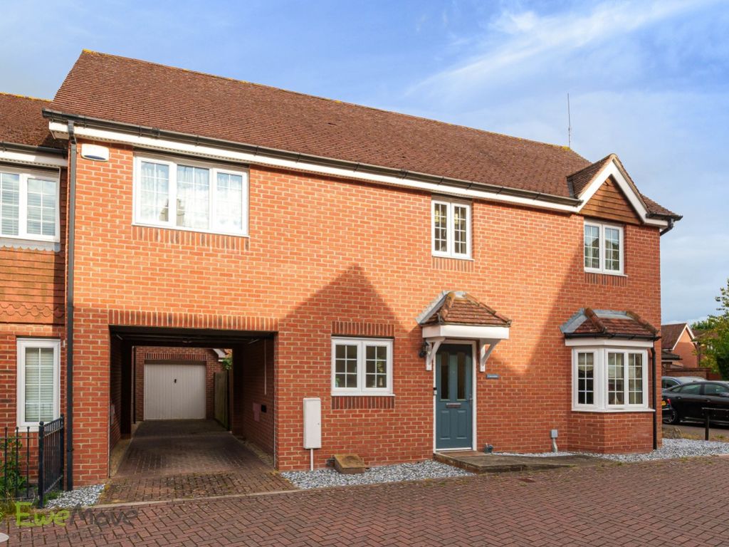 4 bed linkdetached house for sale in Watlington, Hook RG27, £550,000