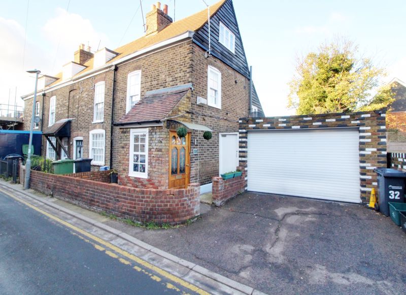 3 bed terraced house for sale in Park Lane, Cheshunt, Waltham Cross EN8
