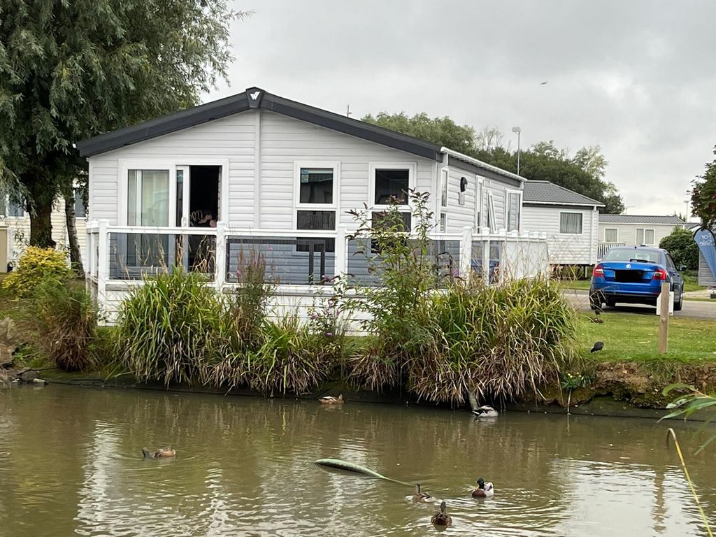 3 bed mobile/park home for sale in Manor Road, Manor Park Holiday