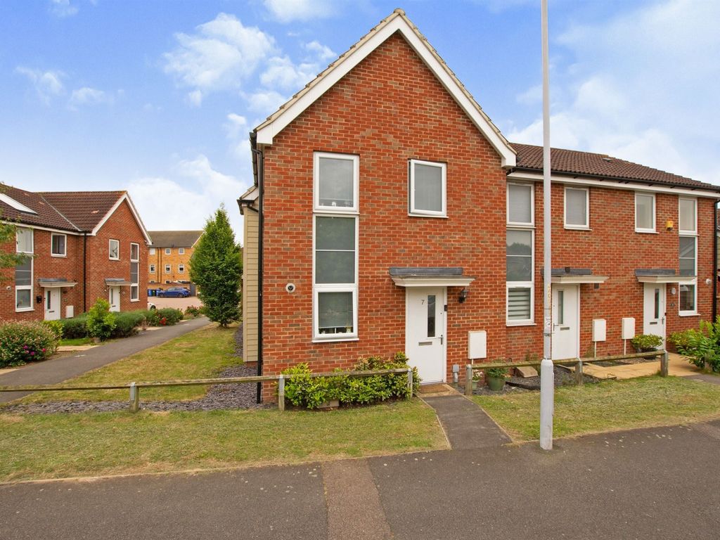 3 bed semidetached house for sale in Peridot Walk, Sittingbourne ME10