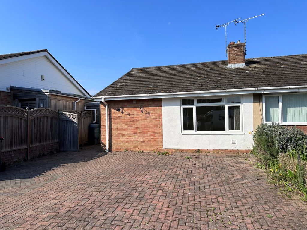 2 bed bungalow for sale in Meadow Road, Sturry, Canterbury, Kent CT2, £