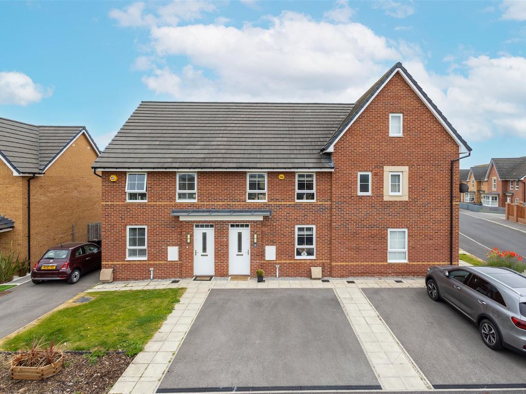 3 bed town house for sale in Hyatt Garth, Methley, Leeds LS26 Zoopla
